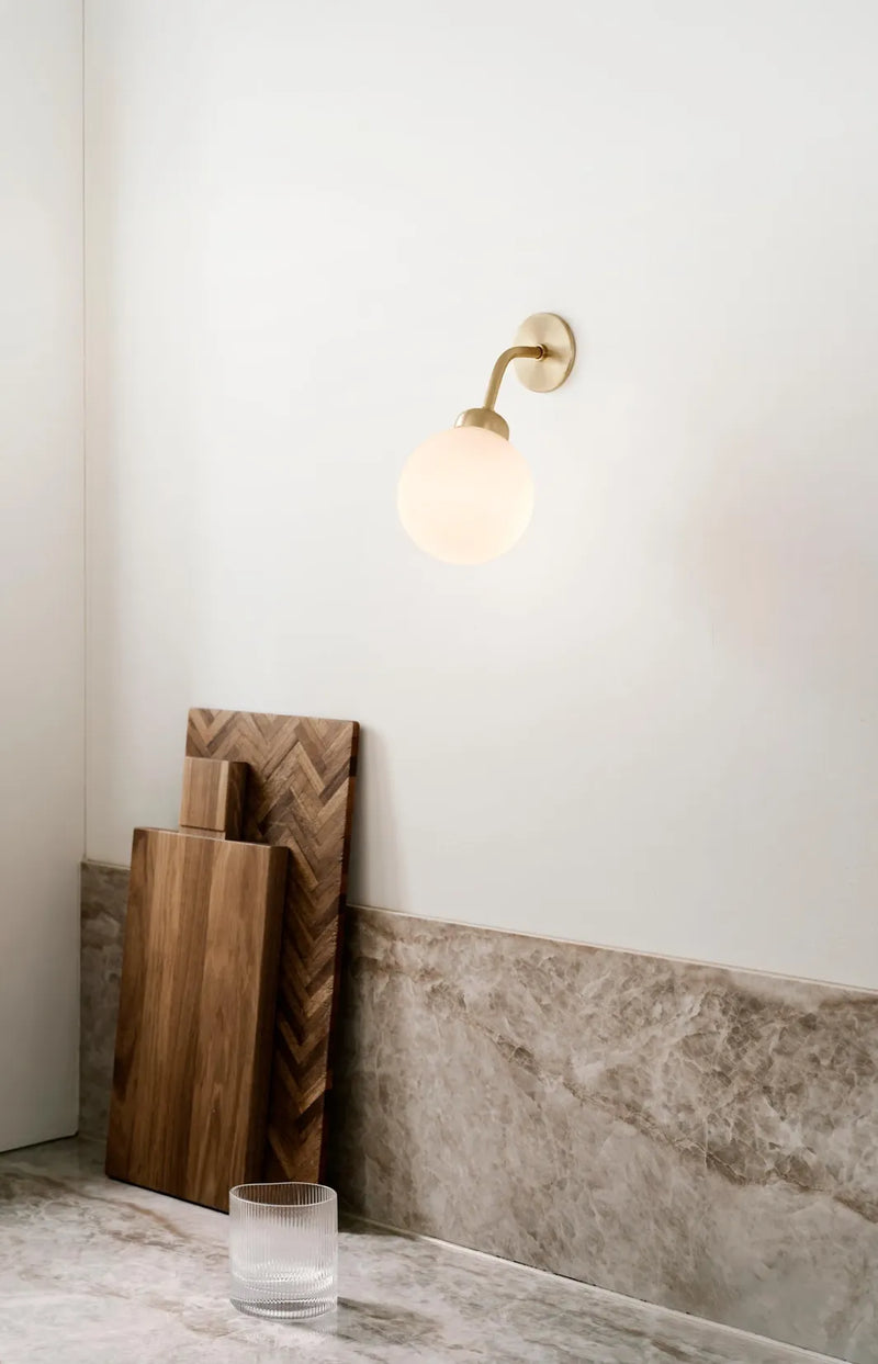 Nuura Apiales Wall Hard-wired Væglampe, Børstet messing / Opal
