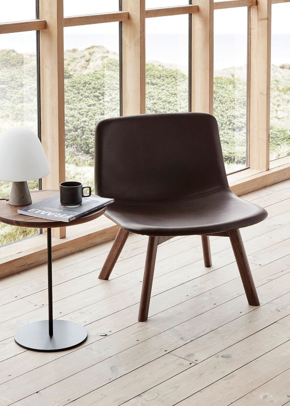 Fredericia Pato Lounge Wood – Dunkelbraunes Primo-Leder / Geräucherte Eiche