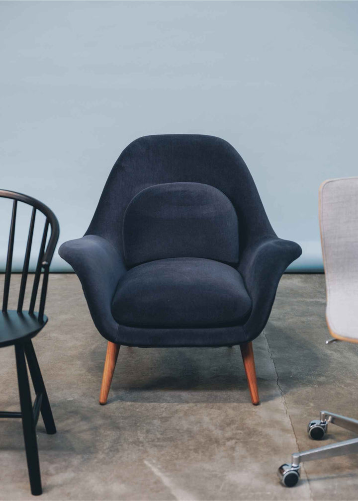 Fredericia Swoon Lounge Sessel - Dunkelblaues Velours (Gentle 183) / Walnuss