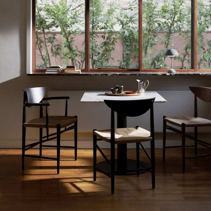 GUBI 1.0 Esstisch 60x60, Schwarz / Weiß Carrara-Marmor