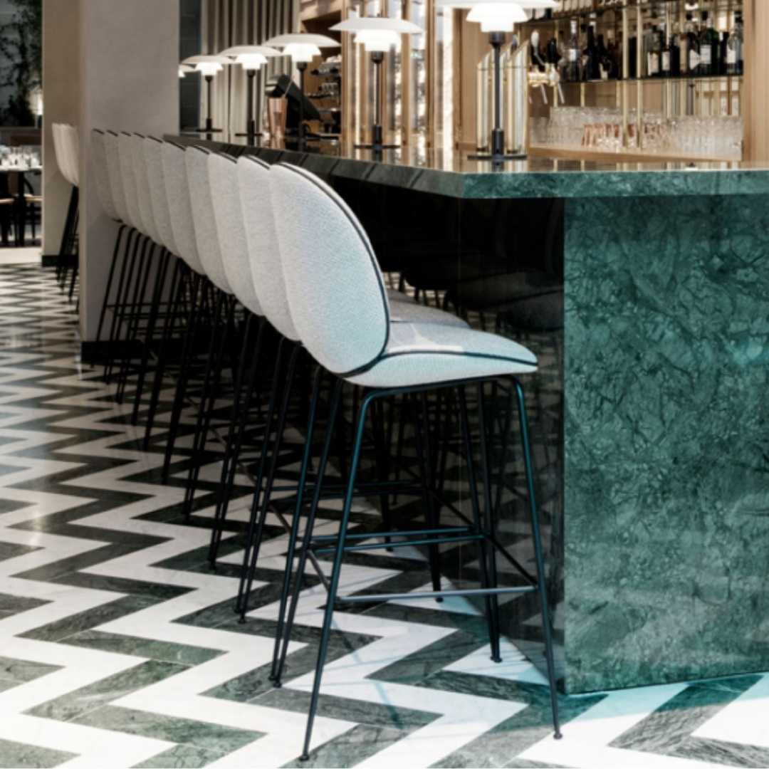 GUBI Beetle Counter Chair H67 Gepolstert, Schwarz / Fawn Beige Velvet