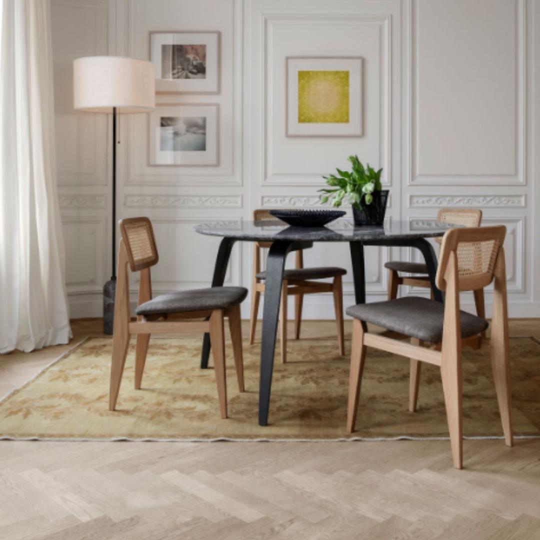 GUBI Dining Table Round Ø130, Eg / Hvid Carrara Marmor