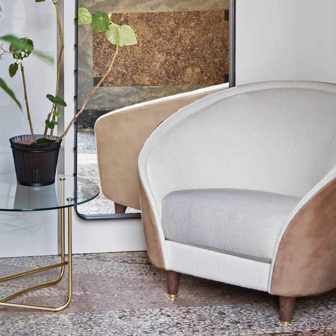 GUBI Revers Lounge Chair, geöltes Walnussholz / Elfenbein / Leder