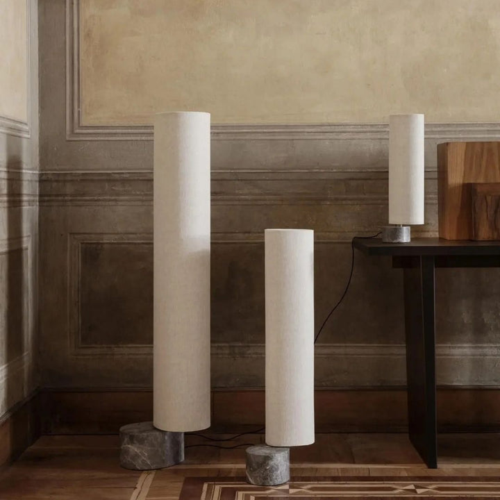 GUBI Unbound Tischlampe H45, Grauer Marmor / Weiß