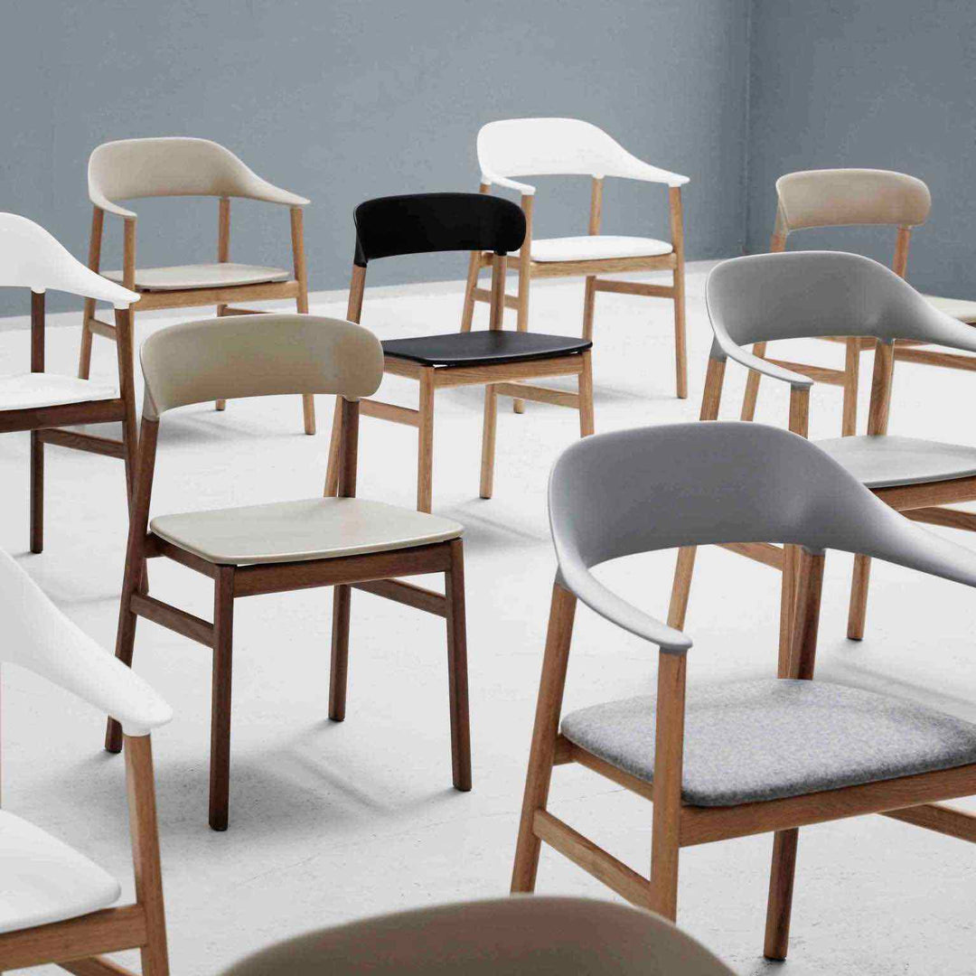 Normann Copenhagen Herit Stuhl, Schwarz / Geräucherte Eiche