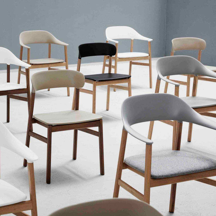 Normann Copenhagen Herit Stuhl, Schwarz / Geräucherte Eiche