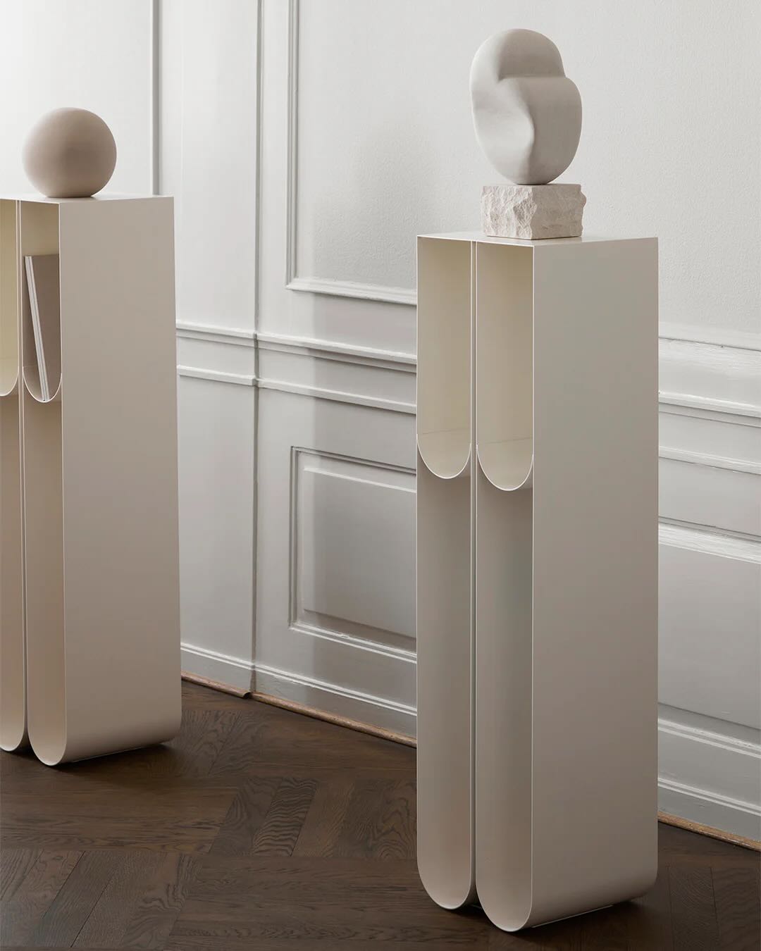 Kristina Dam Studio Curved Piedestal, Beige