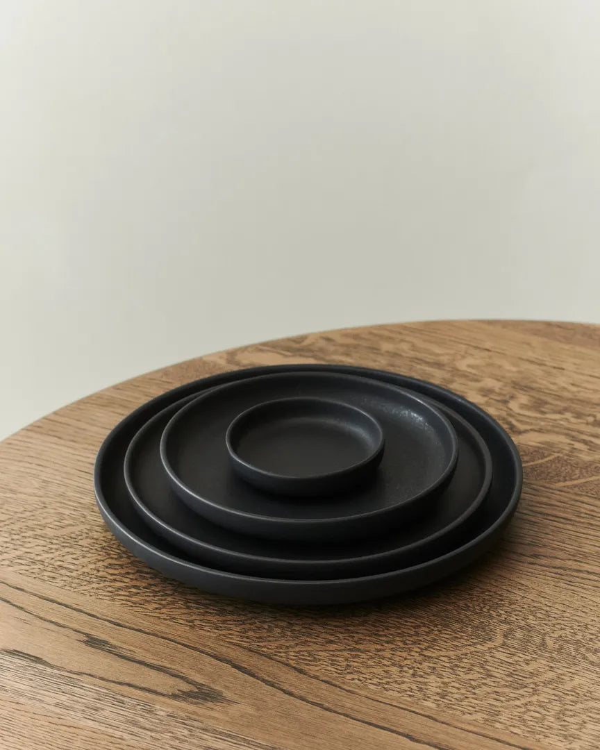 LOUISE ROE Ceramic PISU 10 Teller Ø18, Tinten Schwarz