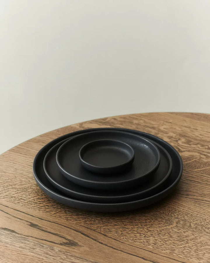 LOUISE ROE Ceramic PISU 10 Teller Ø18, Tinten Schwarz