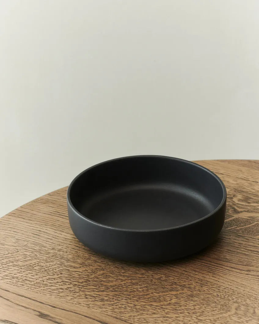 LOUISE ROE Ceramic PISU 12 Tiefer Teller Ø21, Tinten Schwarz