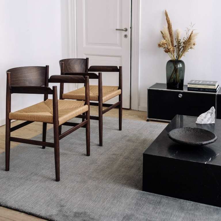 Mater Nestor Stol m. armlæn, Matlakeret egetræ / Naturfarvet