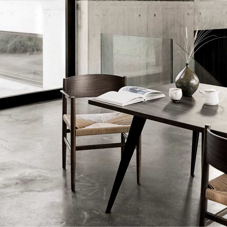 Mater Nestor Stol m. armlæn, Matlakeret egetræ / Naturfarvet