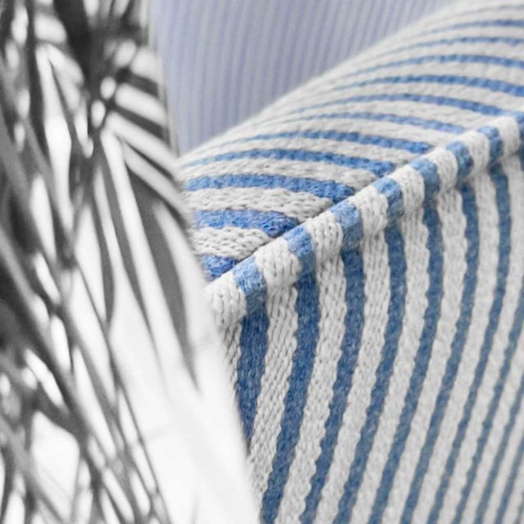 Møbel Copenhagen FONT Outdoor Sessel m. Armlehnen - Gestreift Blau-Weiß/Creme Gestell