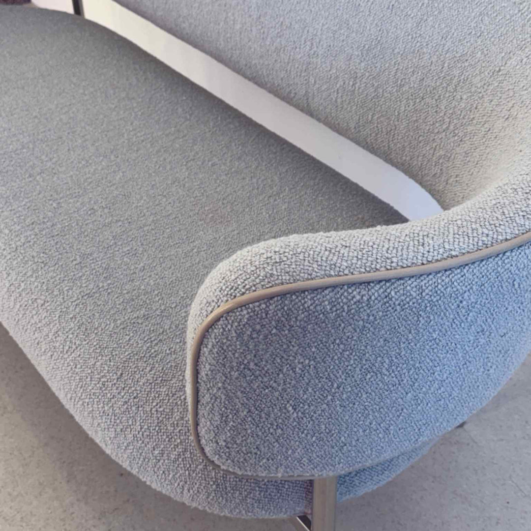 Møbel Copenhagen Font Lounge Sofa - Lyseblå Bouclé/Hvid Læder/Poleret Stål