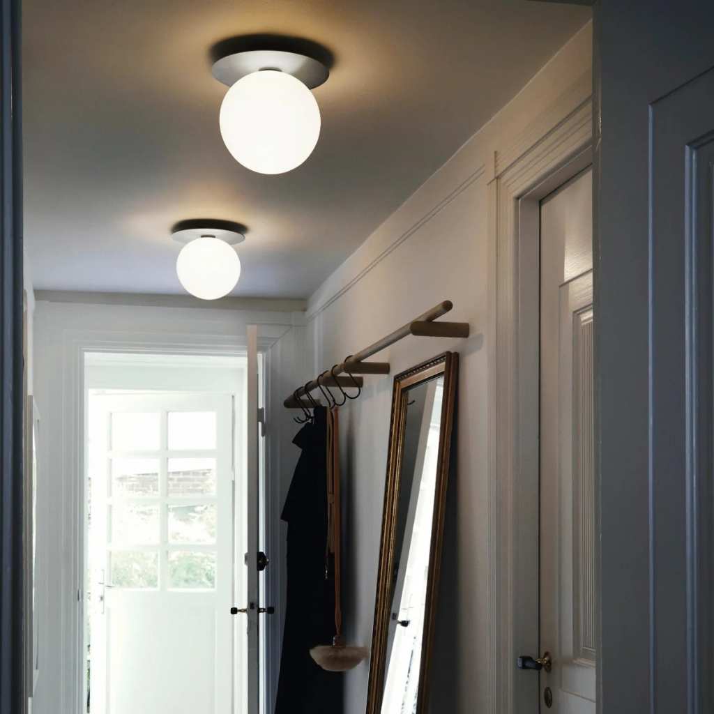 Nuura Liila 1 Large Væg/Loftlampe IP44, Light silver / Opal