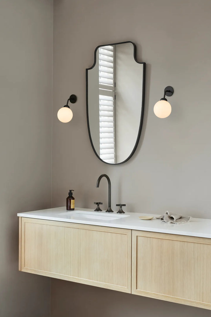 Nuura Apiales Wall Hard-wired Væglampe, Satin Sort / Opal