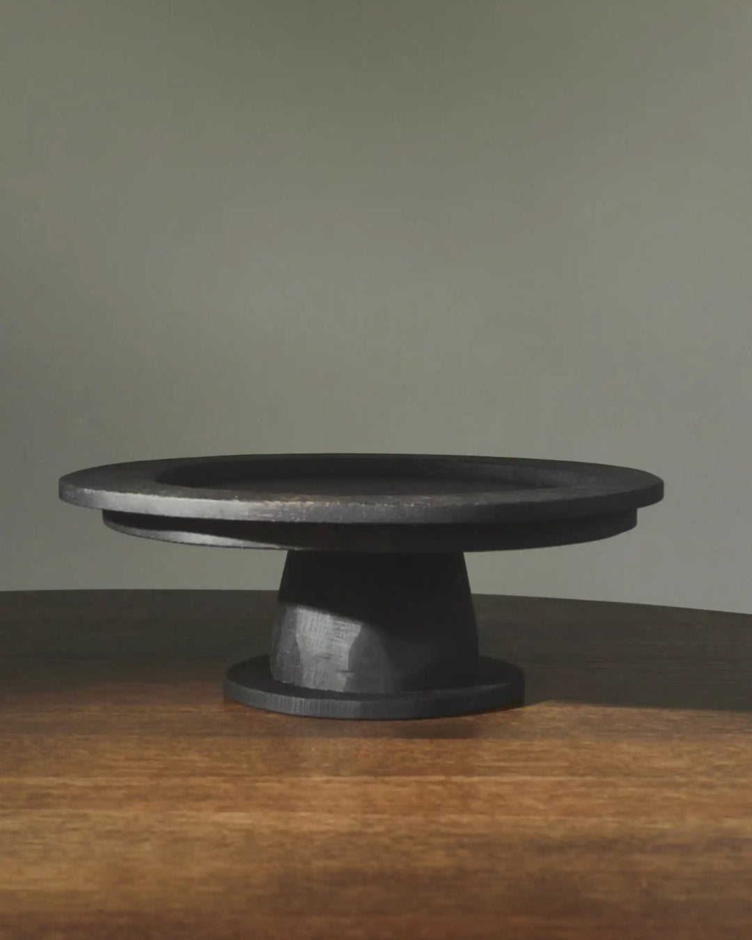 Fora Projects Pedestal Plate, Mørk Røget Eg