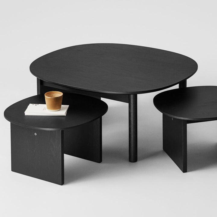 TAKT Sling Couchtisch, schwarz lackierte Eiche