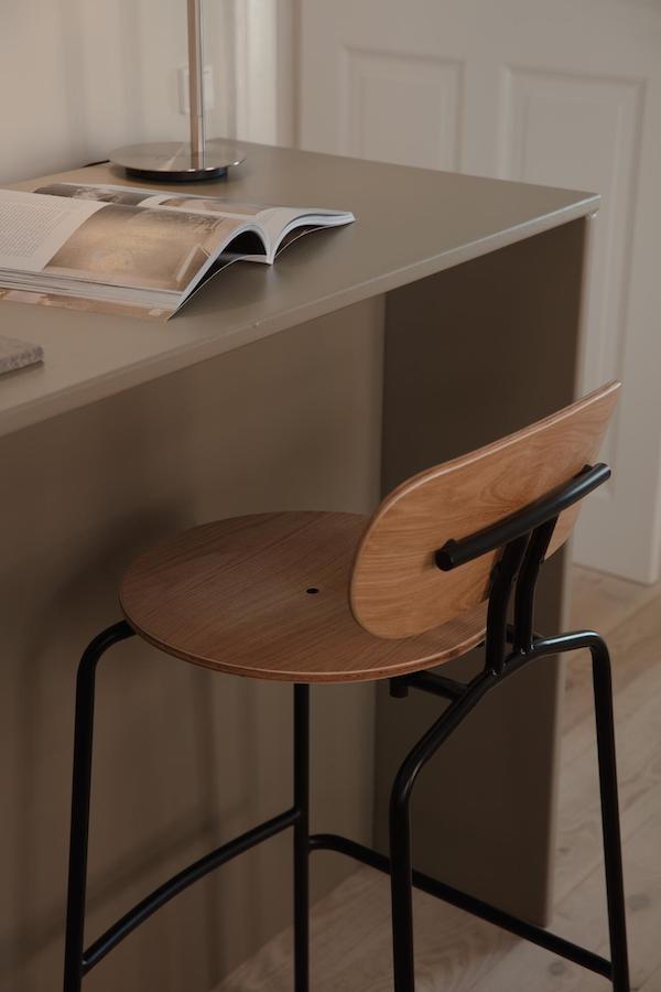 UMAGE Curious Barstol H75, Eg / Sort