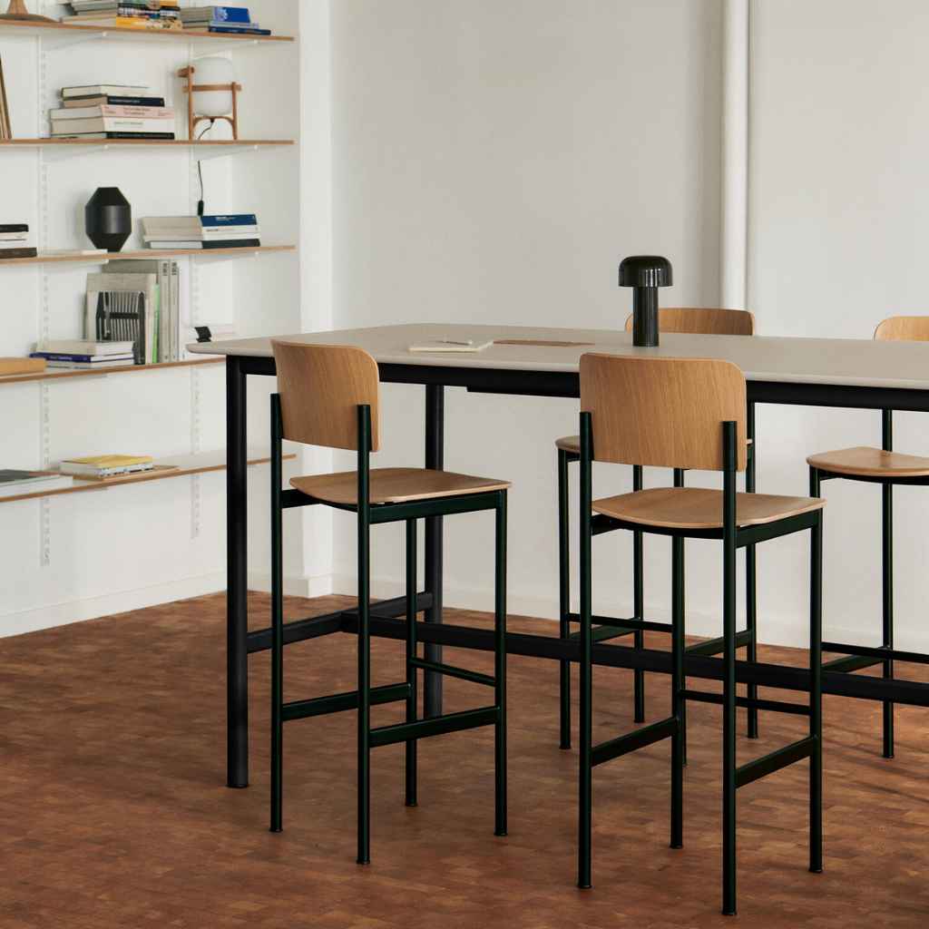 Fredericia Furniture Plan Barhocker – Schwarzes Gestell / Sitz in Eiche und Rückenlehne in Shima Indigo
