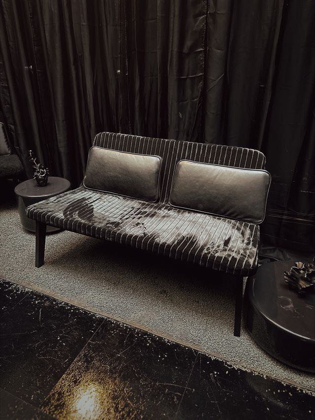 Møbel Copenhagen Lean Sofa - Sort Eg/Sort Fløjl/Sort Læder