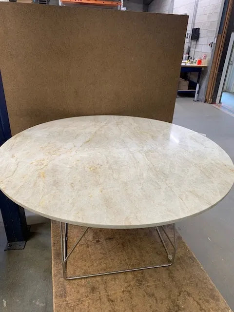 Fredericia JG spisebord 6568 Ø140 - Sten Kvarsit Ivory / Rustfri stål børstet