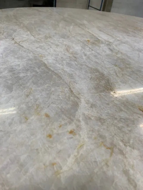 Fredericia JG spisebord 6568 Ø140 - Sten Kvarsit Ivory / Rustfri stål børstet