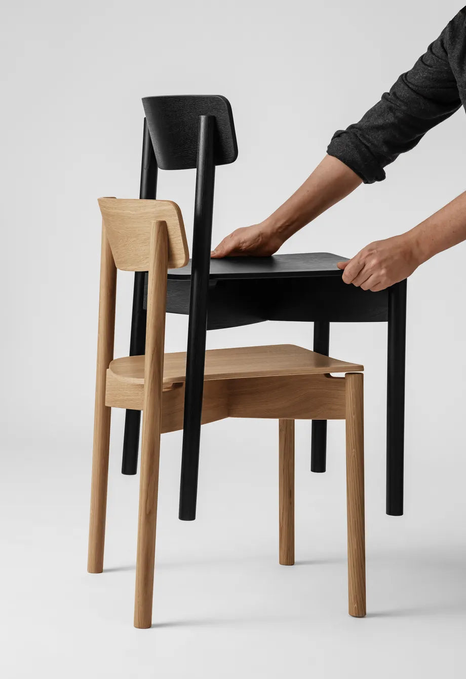 TAKT Cross Chair, Sortlakeret eg