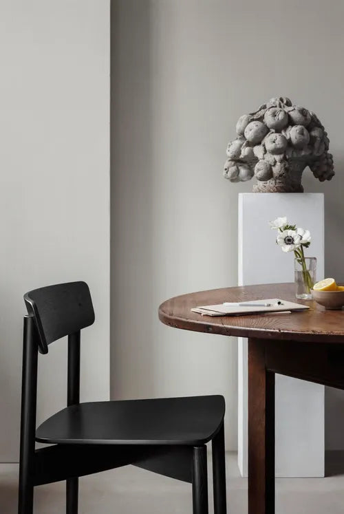 TAKT Cross Chair, Sortlakeret eg