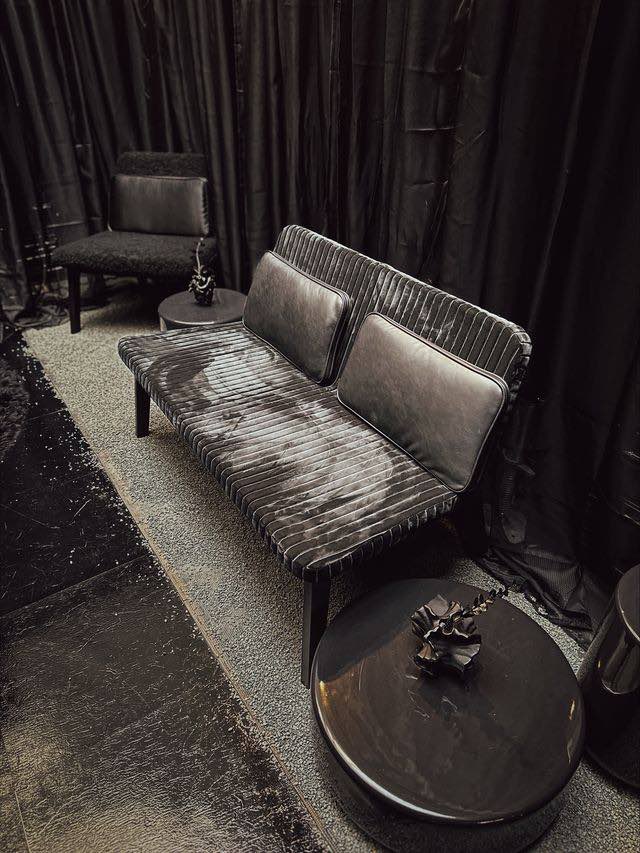 Møbel Copenhagen Lean Sofa - Sort Eg/Sort Fløjl/Sort Læder