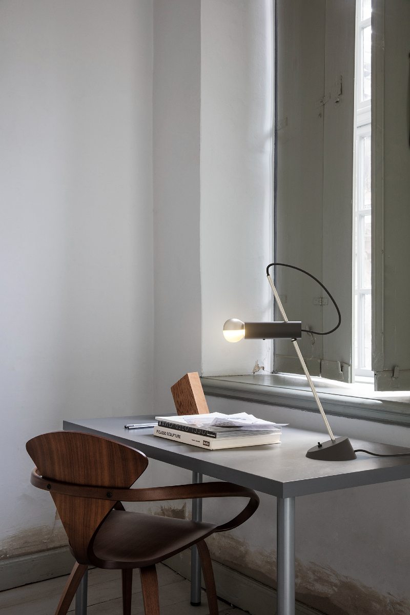 Astep Modell 566 Tischleuchte Poliert