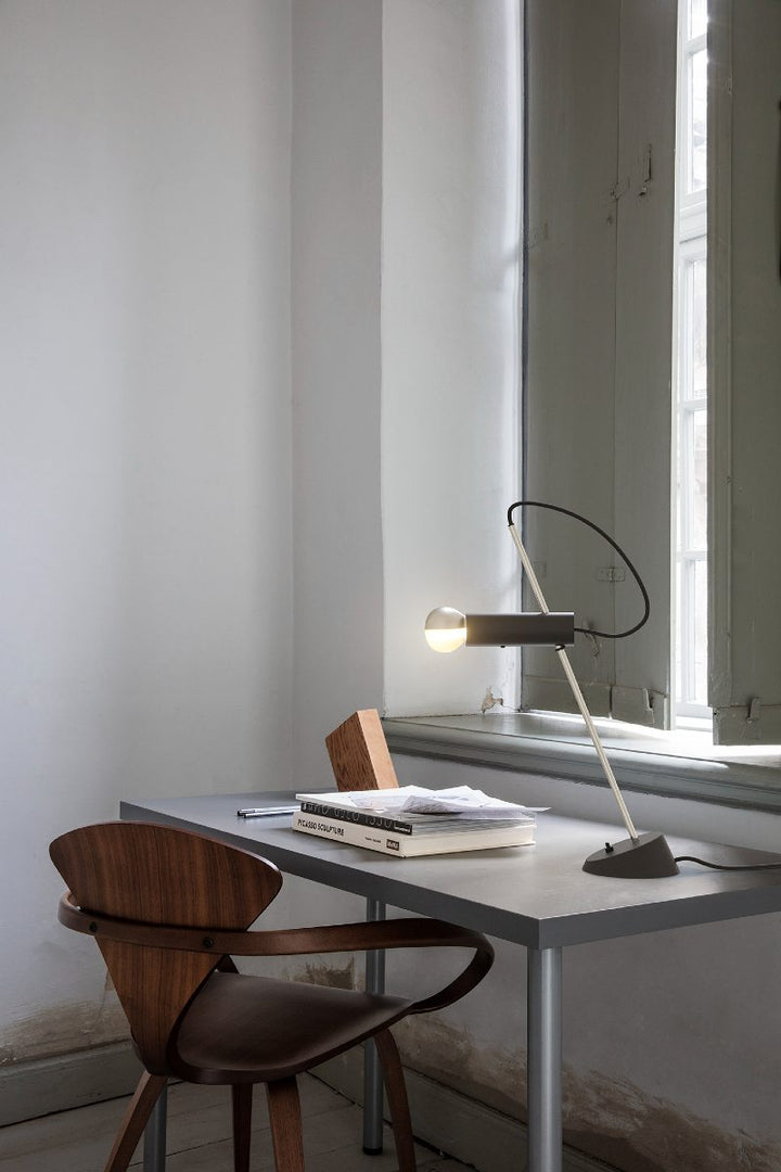 Astep Modell 566 Tischleuchte Poliert